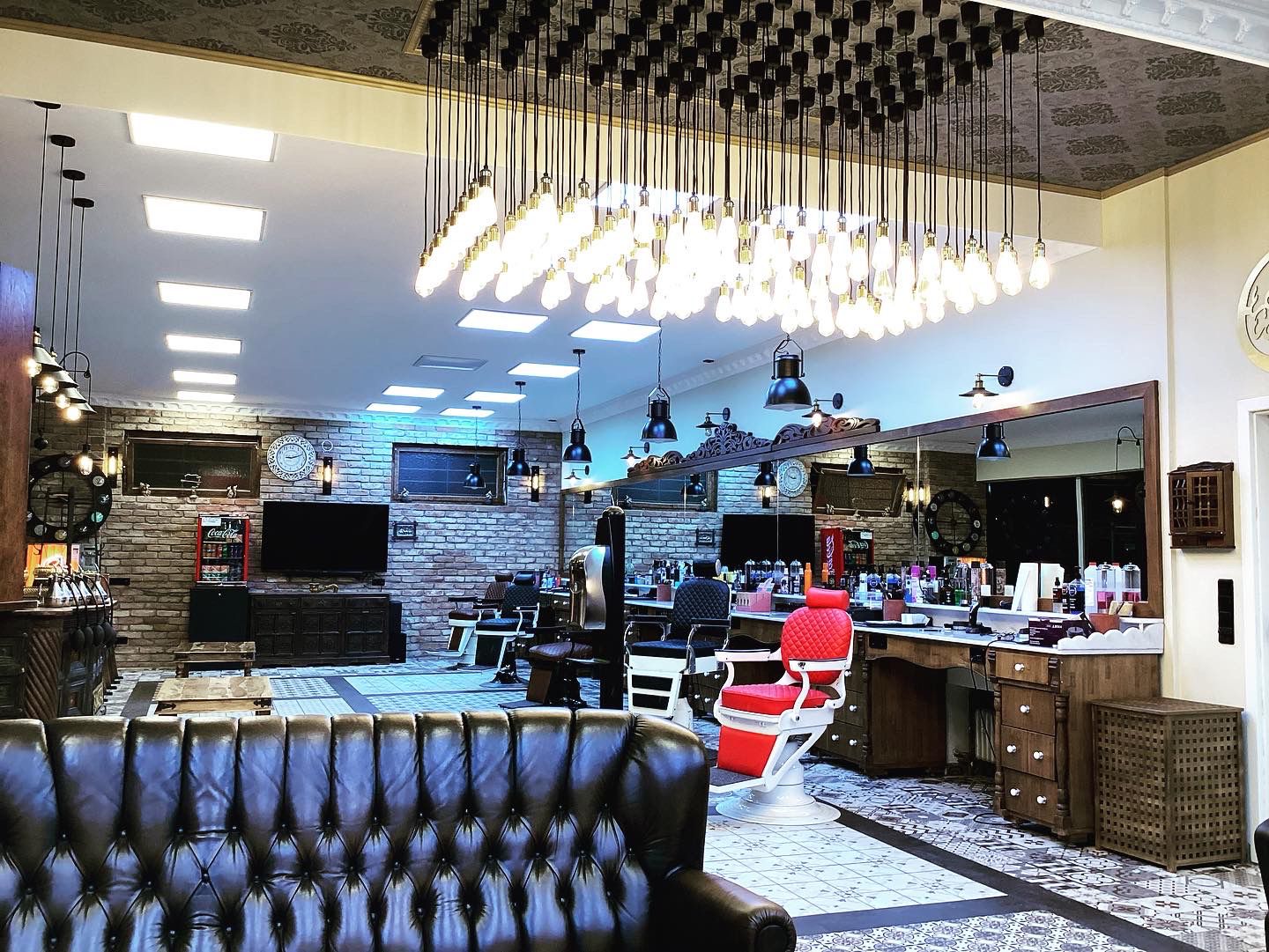 Moderner Innenraum des Sanadfa Barbershops