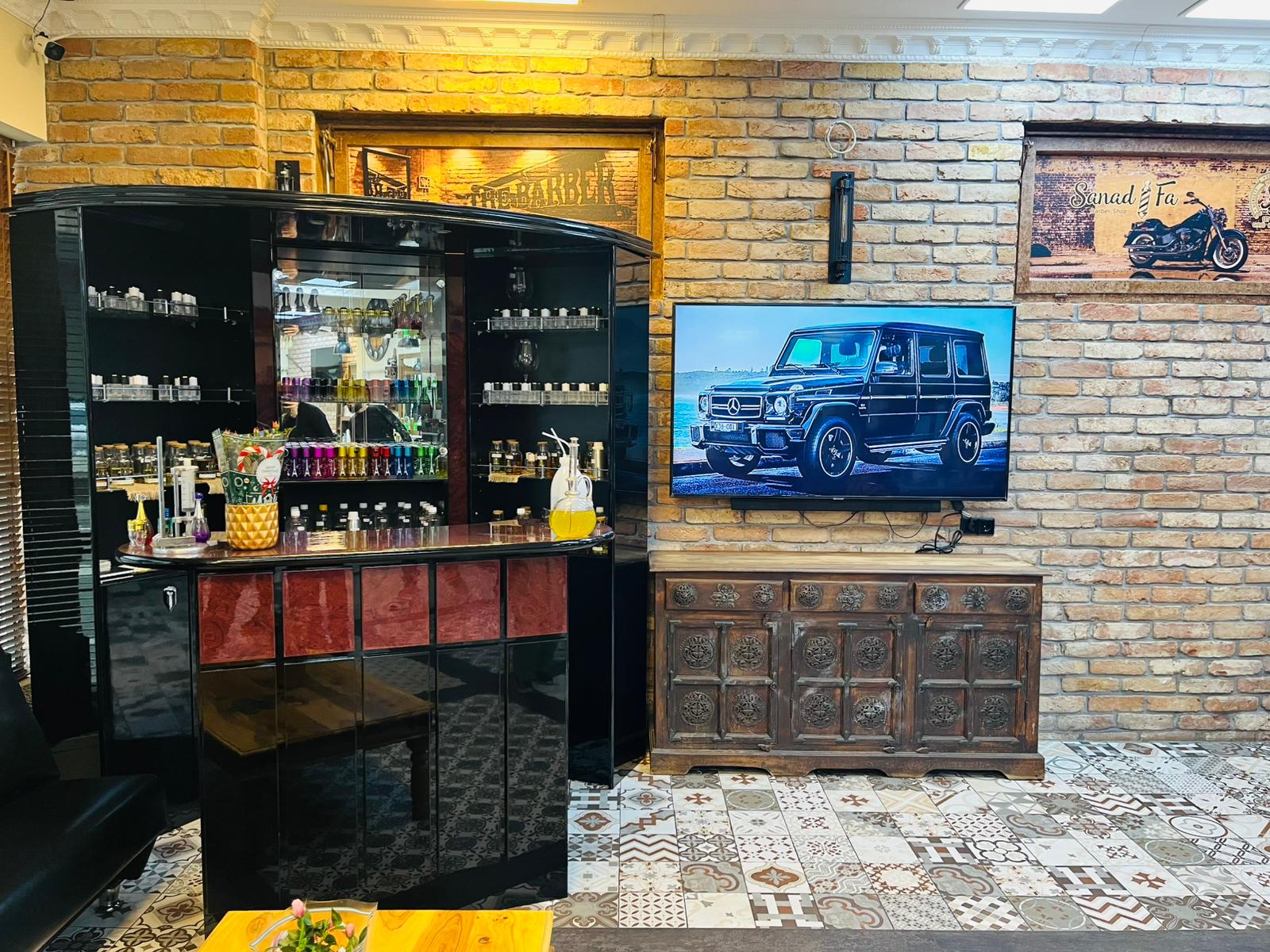 Duftauswahl im Sanadfa Barbershop